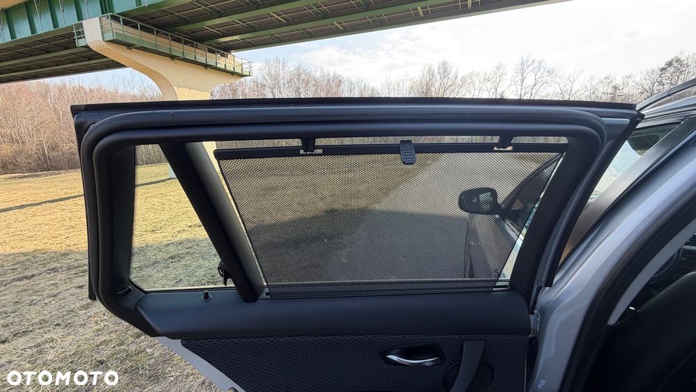 BMW Seria 3 320d xDrive - 23