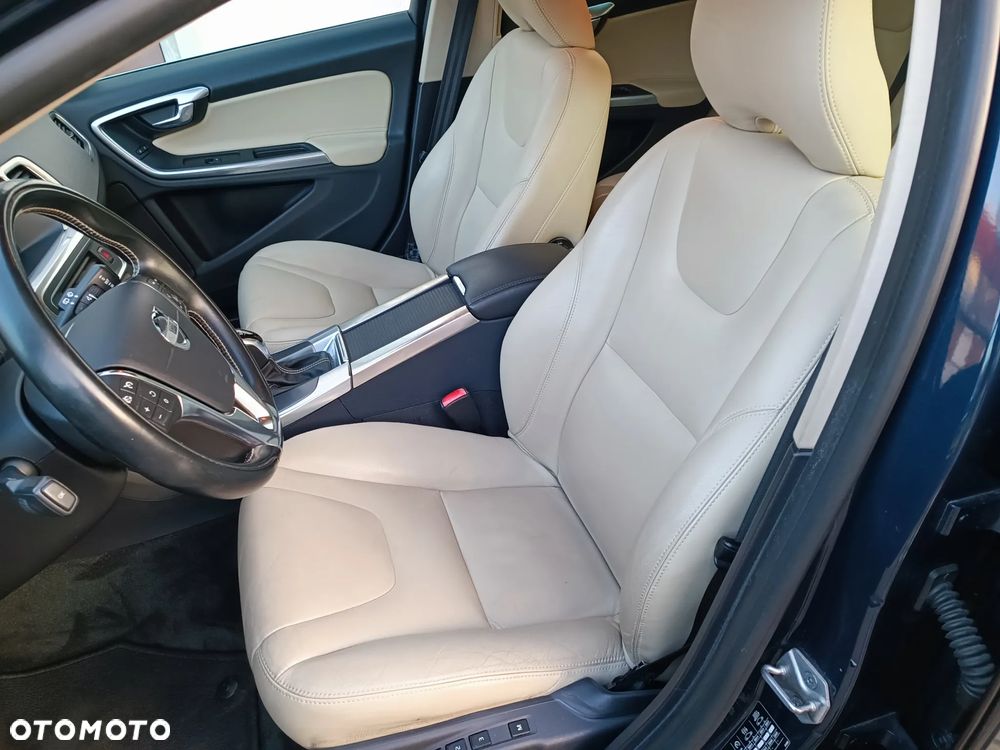 Volvo V60 D6 AWD Plug-in Hybrid Summum - 27