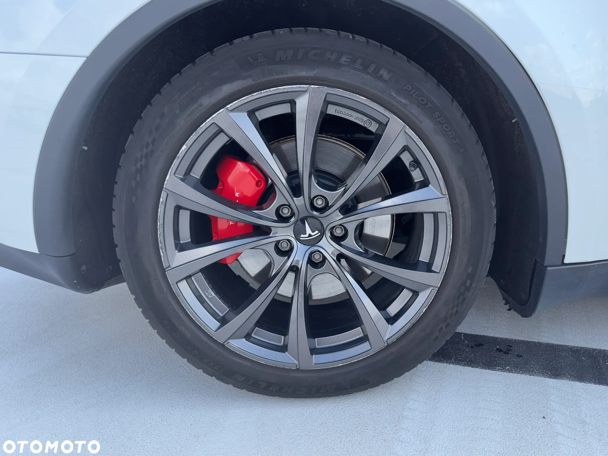 Tesla Y Performance AWD - 13