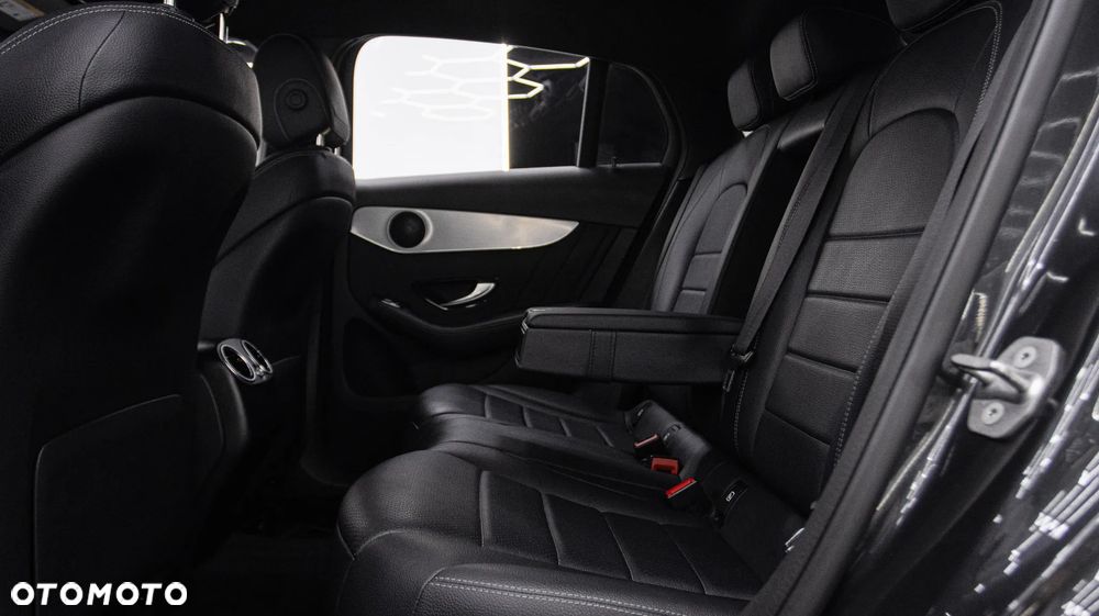 Mercedes-Benz GLC 300 e 4-Matic AMG Line - 12