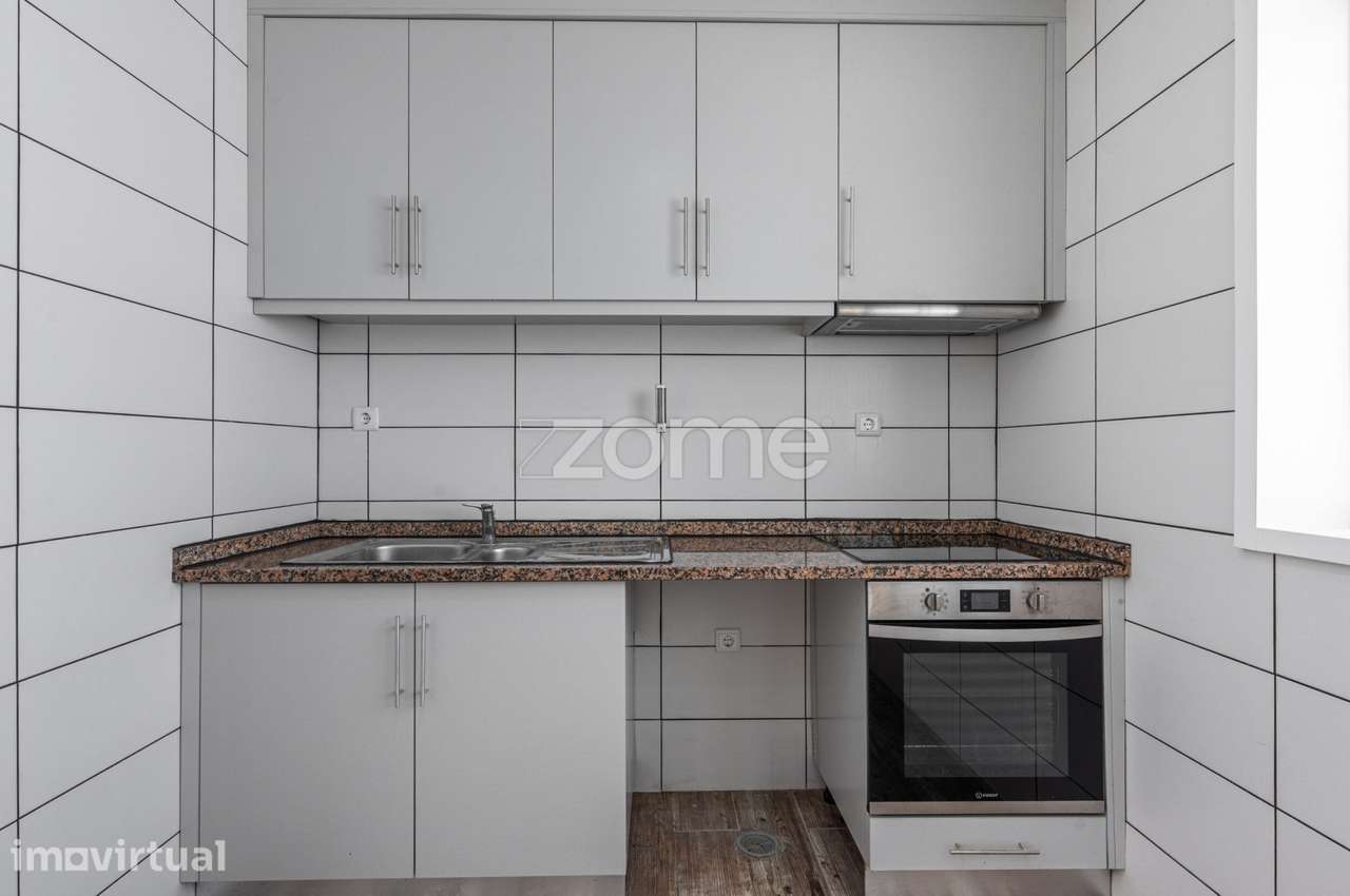 Apartamento T3 Renovado com Garagem Box em Águas Santas - Grande imagem: 2/27