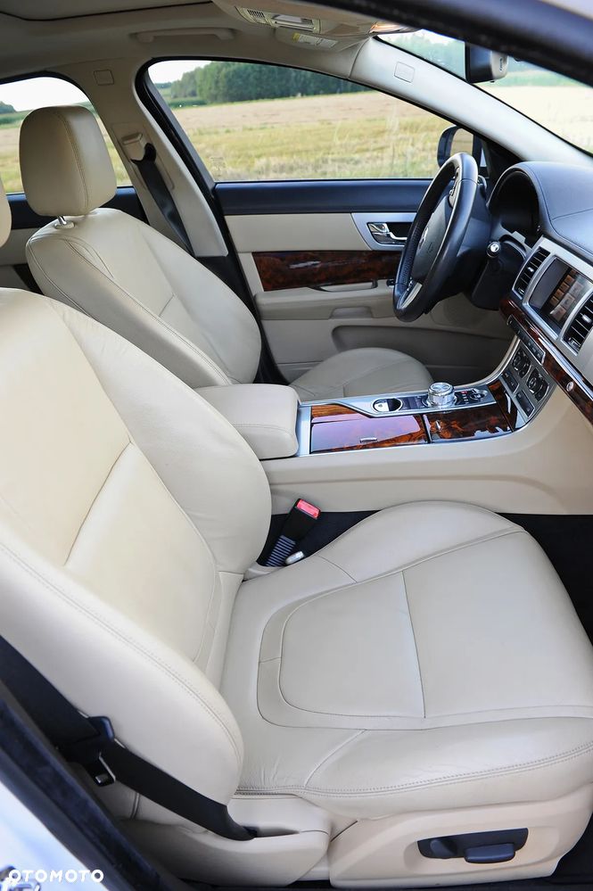 Jaguar XF 2.0 T Premium Luxury - 8