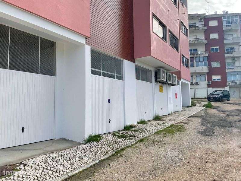 Garagem em muito bom estado e local priveligiado - Grande imagem: 2/6