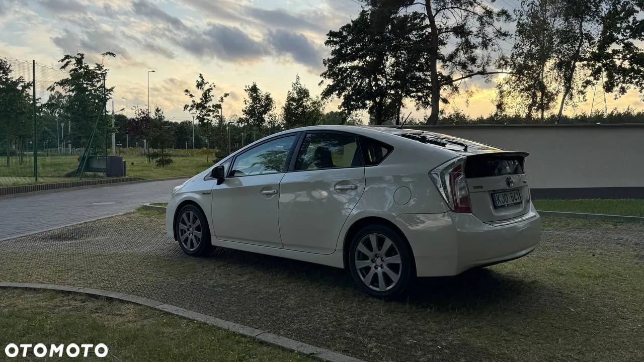 Toyota Prius (Hybrid) Executive - 4