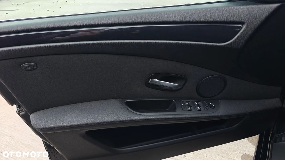 BMW Seria 5 520i - 30