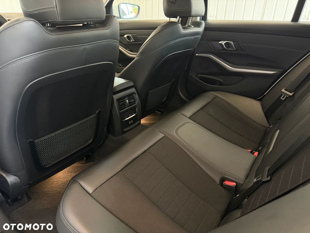 BMW Seria 3 318i Sport - 27