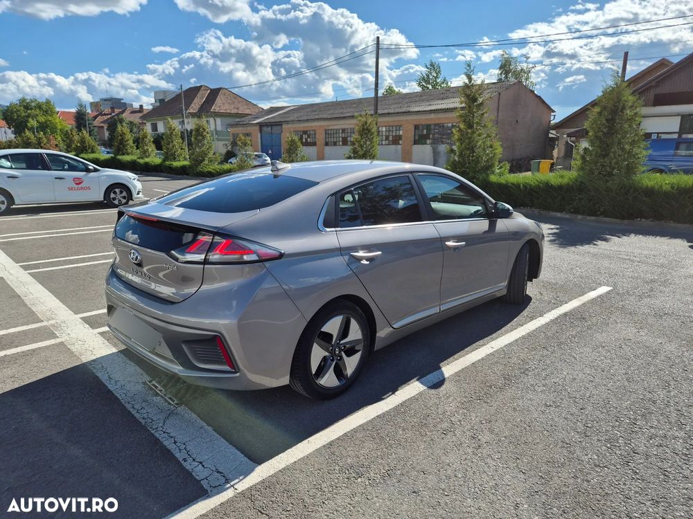 Hyundai IONIQ - 7