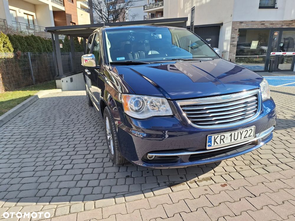 Chrysler Town & Country - 7
