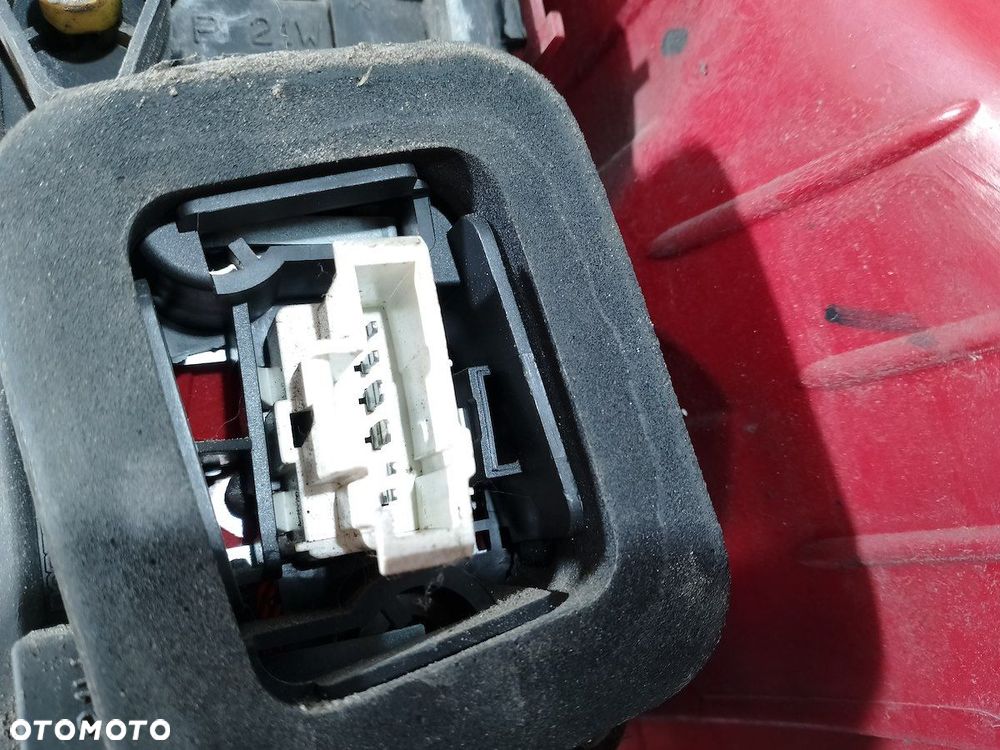 LAMPA TYLNA LEWA PEUGEOT 307 SW 557686A KOMBI - 2