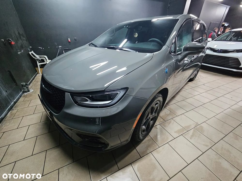 Chrysler Pacifica - 1