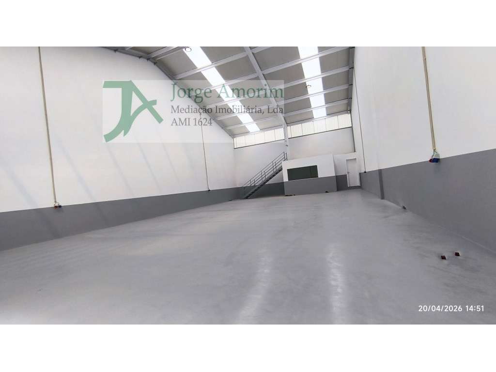 Armazém situado numa zona de fácil acesso às principais vias (A1, A... - Grande imagem: 2/5