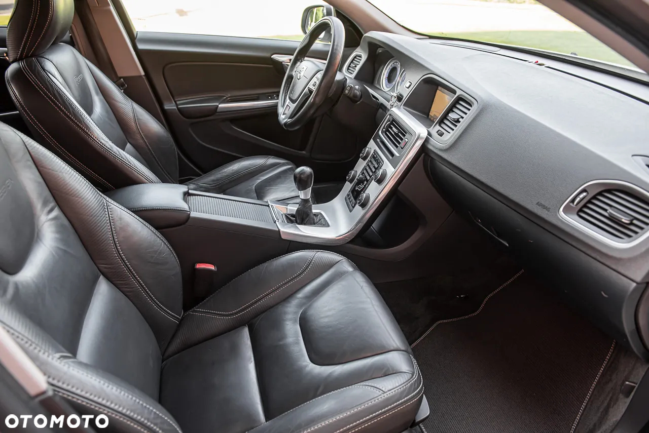 Volvo V60 D5 R-Design - 32