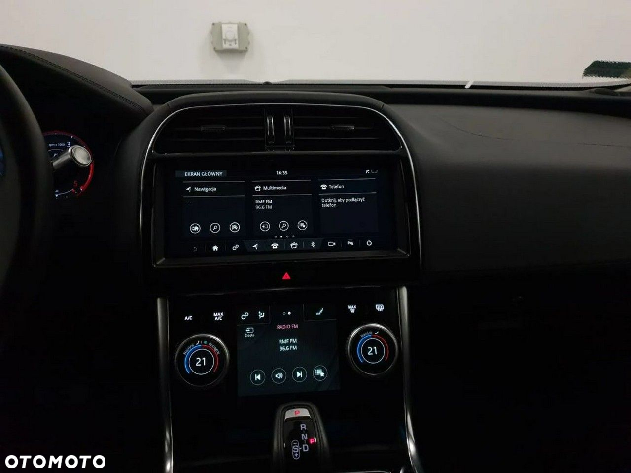 Jaguar XE 2.0 D180 SE - 22