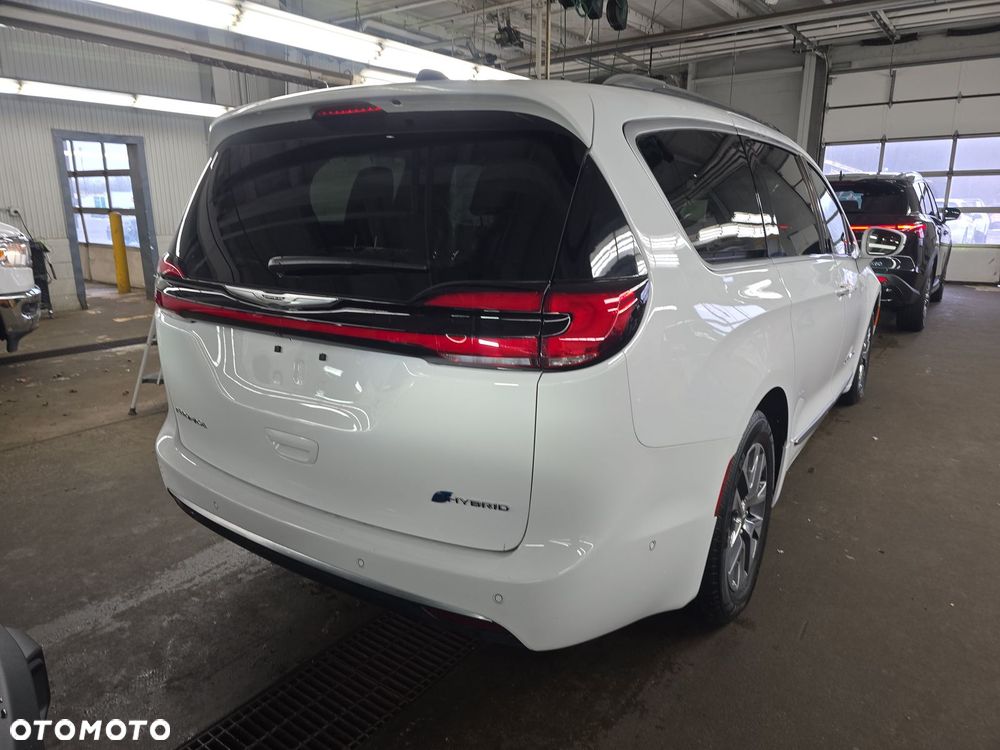Chrysler Pacifica - 4