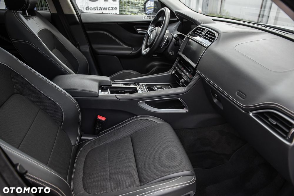 Jaguar F-Pace P250 AWD R-Dynamic S - 34