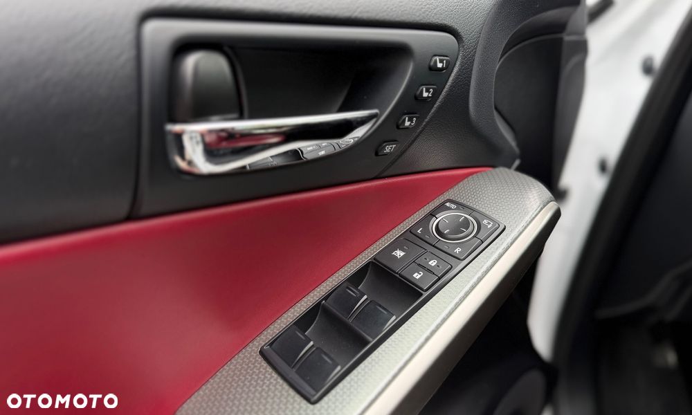 Lexus IS 300h F Sport - 32