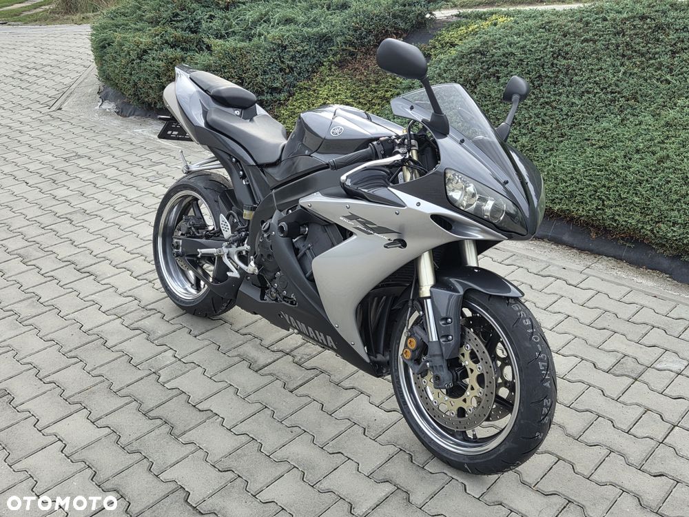 Yamaha R1 - 12