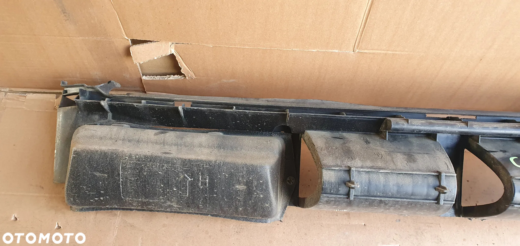 Ślizg zderzaka tył tylny środkowy Citroen C3 9642635377 - 2