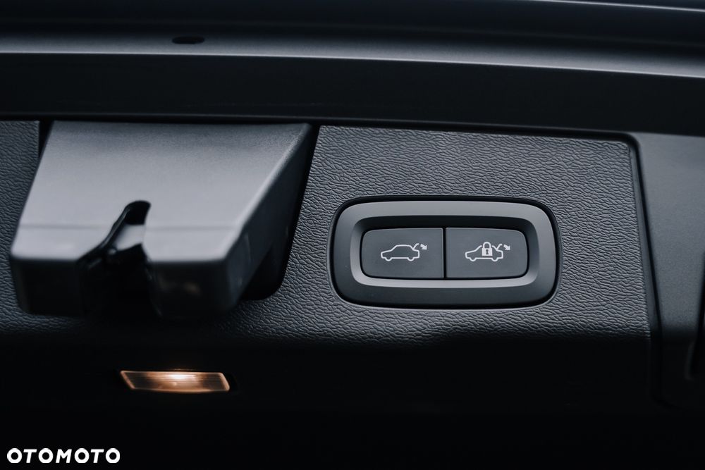 Volvo XC 60 T8 Plug-In Hybrid AWD Ultimate Dark - 7