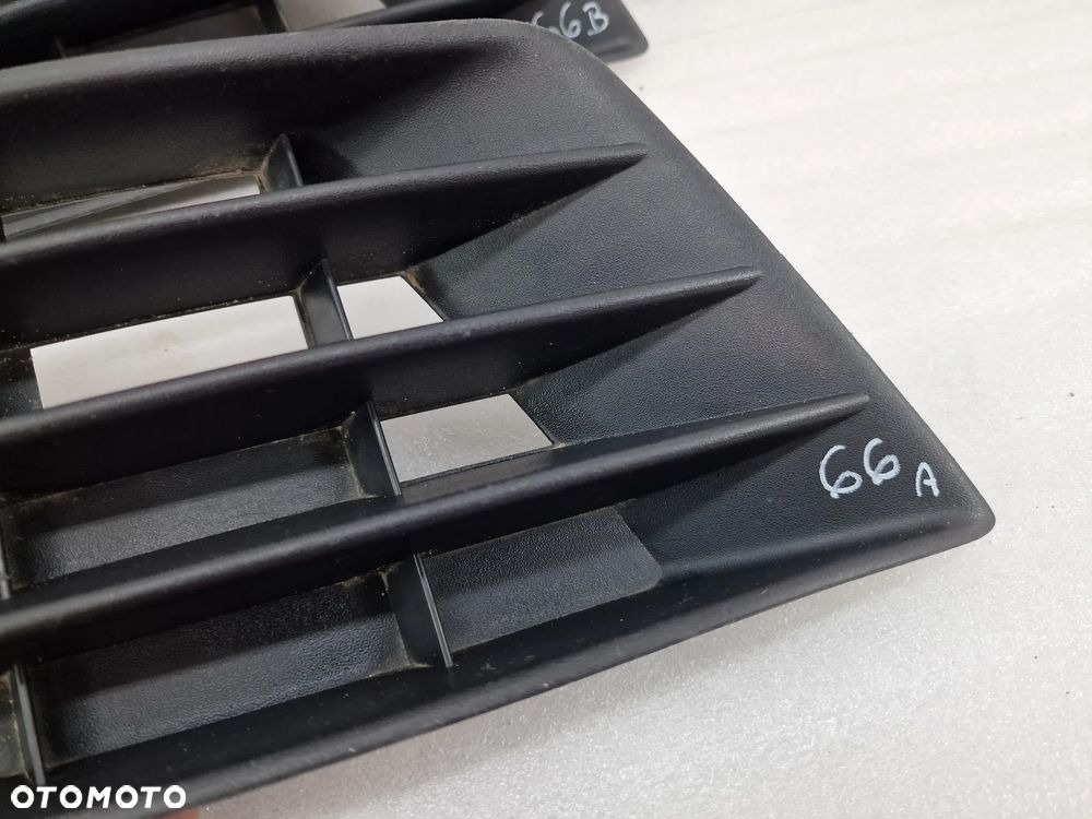 VW GOLF V 5 + PLUS 5+ LEWA KRATKA BOCZNA ZDERZAKA PRZEDNIEGO PRZÓD Z OPCJĄ BEZ HALOGENU BEZ HALOGENÓW  , NR 5M0853665 , NR AUKCJI E/66 - 2