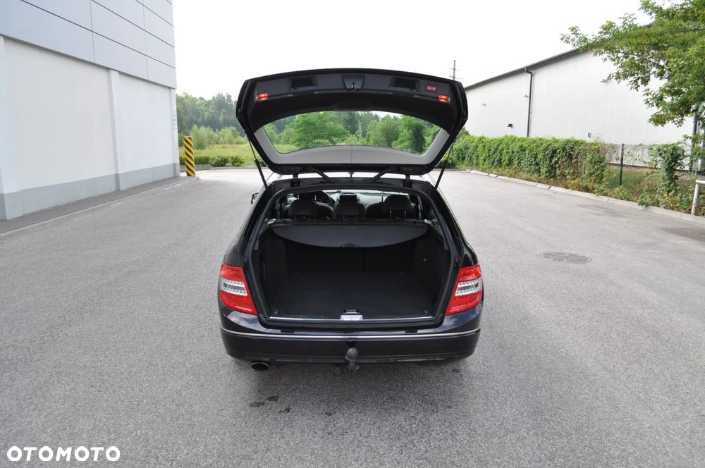 Mercedes-Benz Klasa C 200 CGI Automatik BlueEFFICIENCY Avantgarde - 34
