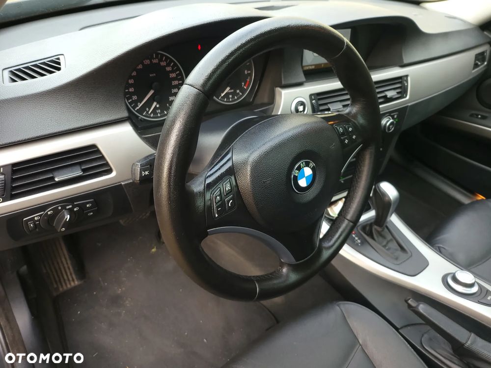 BMW Seria 3 318i Touring - 35
