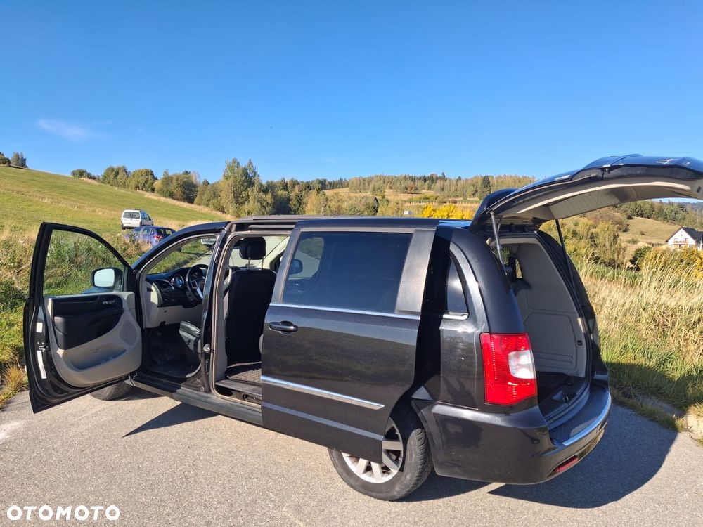 Chrysler Town & Country - 10