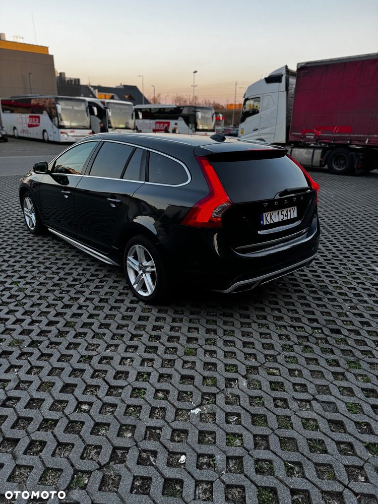 Volvo V60 D6 AWD Plug-in Hybrid R-Design Summum - 3