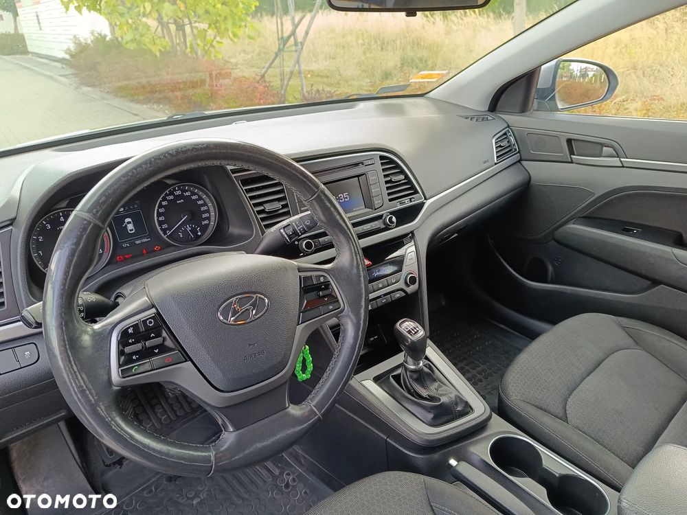 Hyundai Elantra 1.6 Comfort - 9