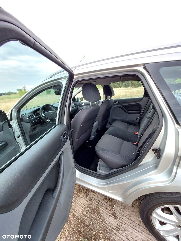 Ford Focus 1.6 Ghia - 9