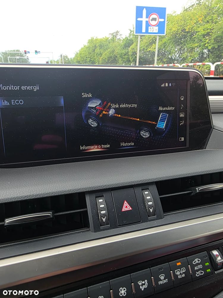 Lexus ES 300h F Sport - 17