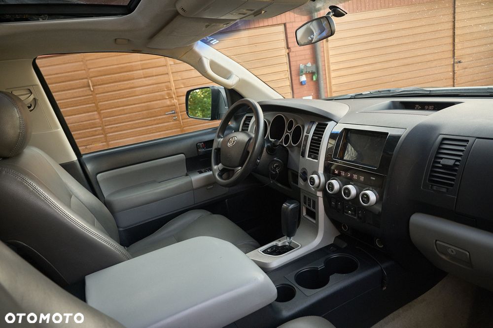 Toyota Sequoia - 27