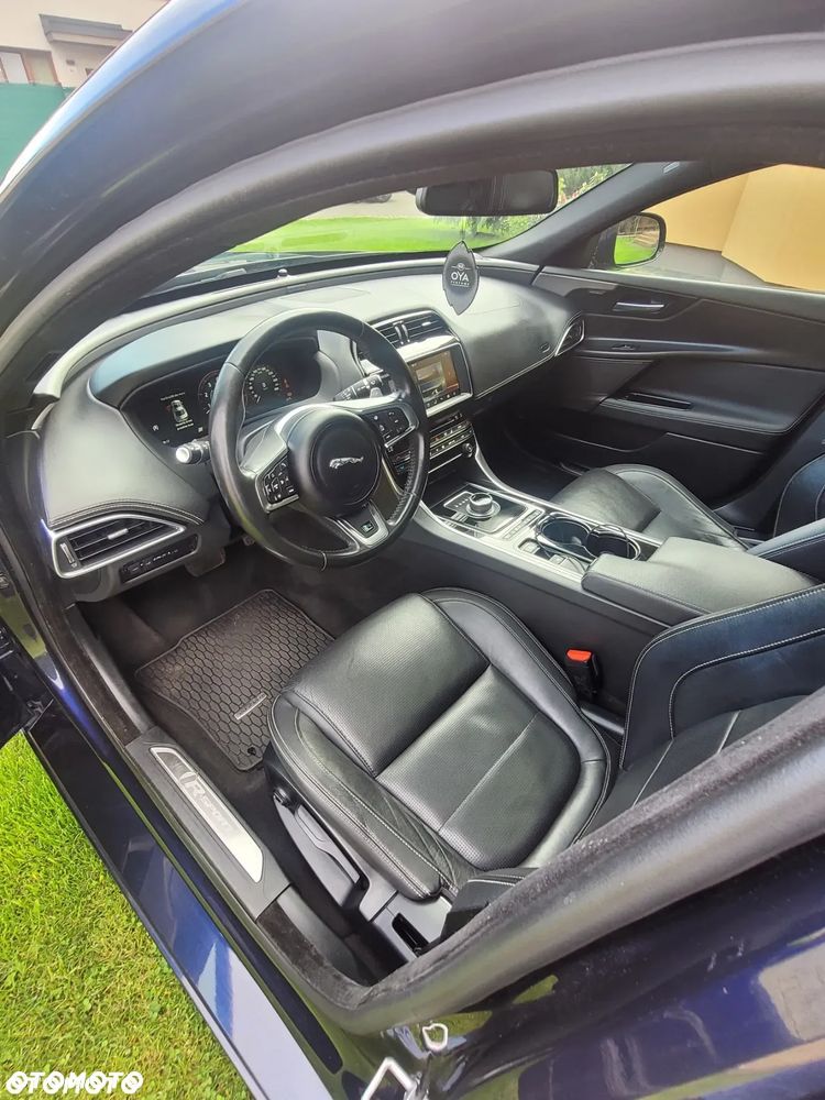 Jaguar XE 2.0 T R-Sport - 6