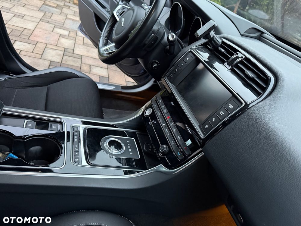 Jaguar XE 20d R-Sport - 24