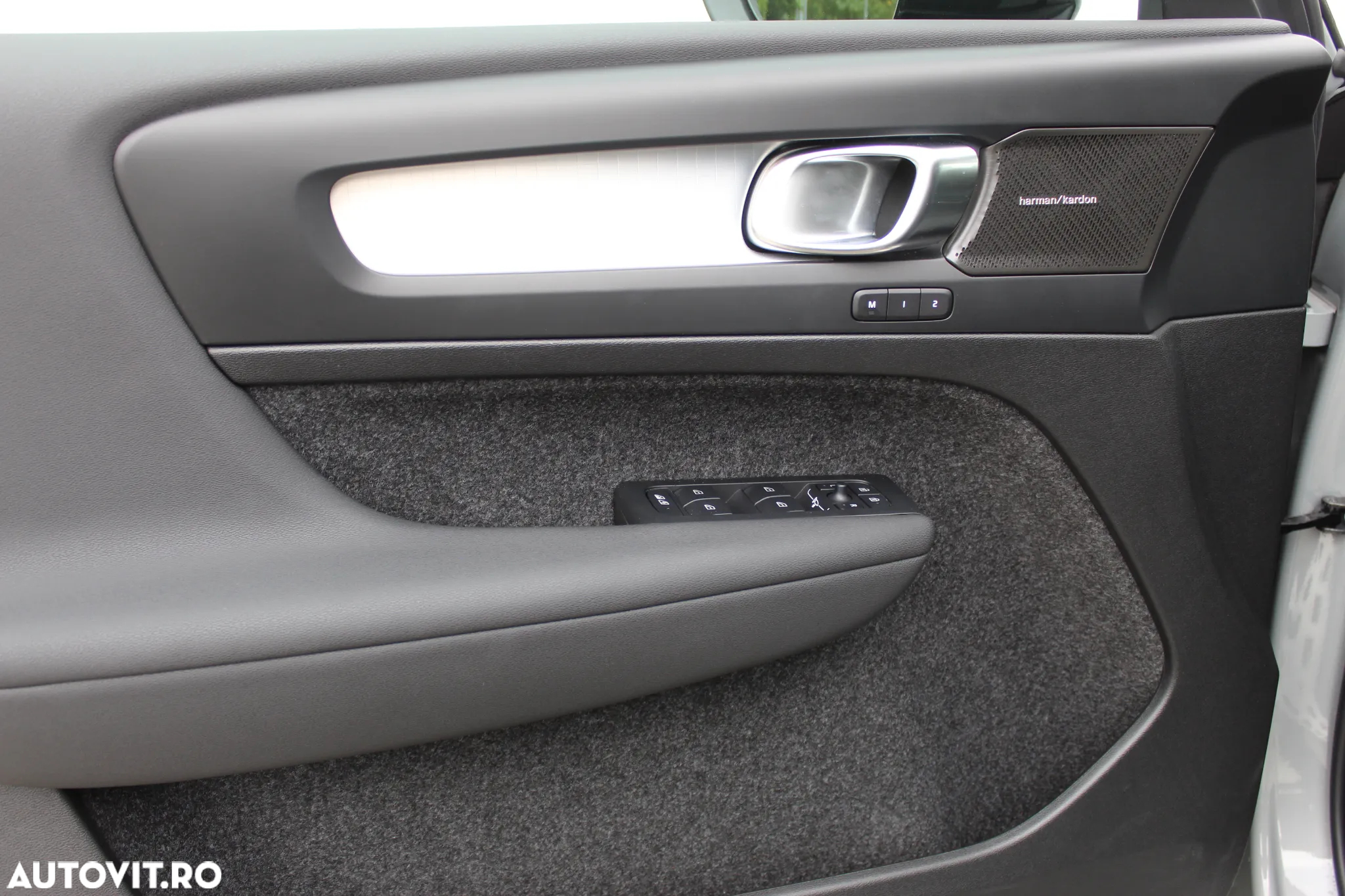 Volvo XC 40 B3 AT FWD MHEV Plus Dark - 9