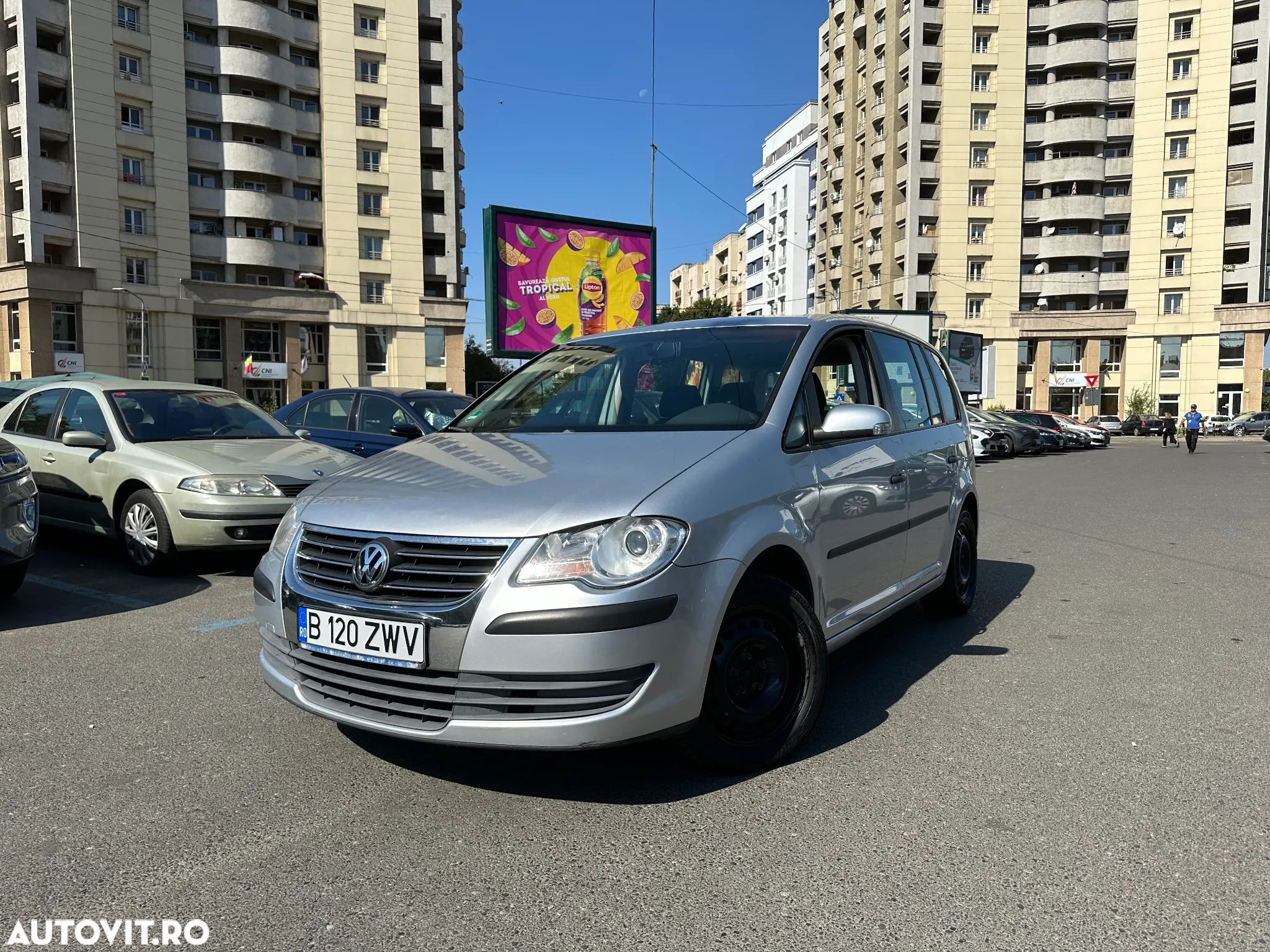 Volkswagen Touran 1.9 TDI DPF Conceptline - 1