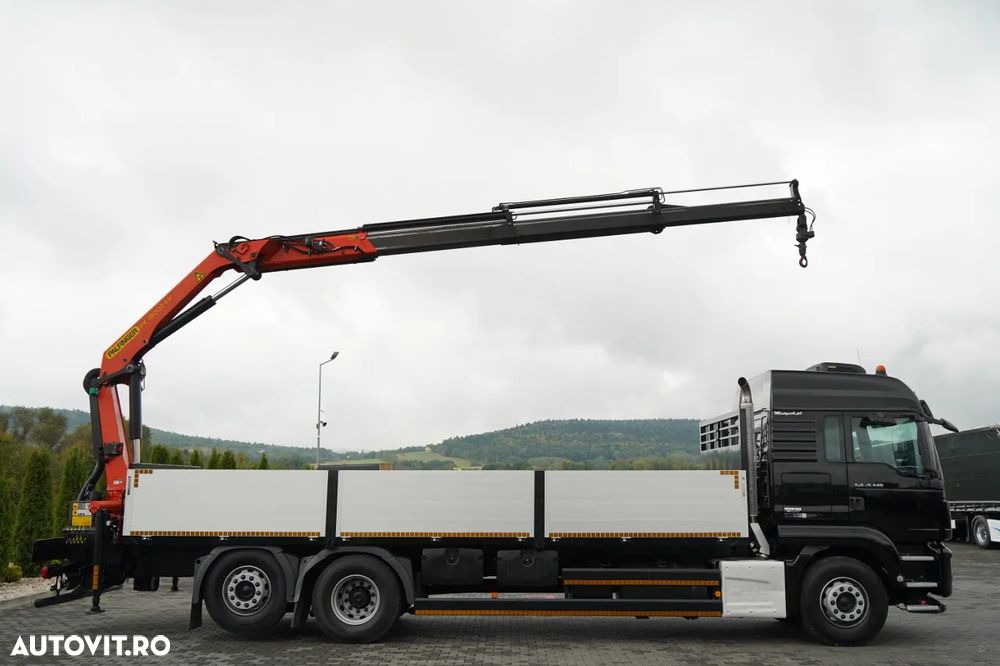 MAN TGS 26.440 / 6X2 / CAROSERIE 7,5 M / PUNTE RIDICATĂ + PALFINGER PK 18002 HDS / MAX. CAPACITATE DE RIDICARE: 6.000 KG / RADIOCOMANDĂ / ROTARE / I-PARK COOL / MANUALĂ / EURO 6 - 6