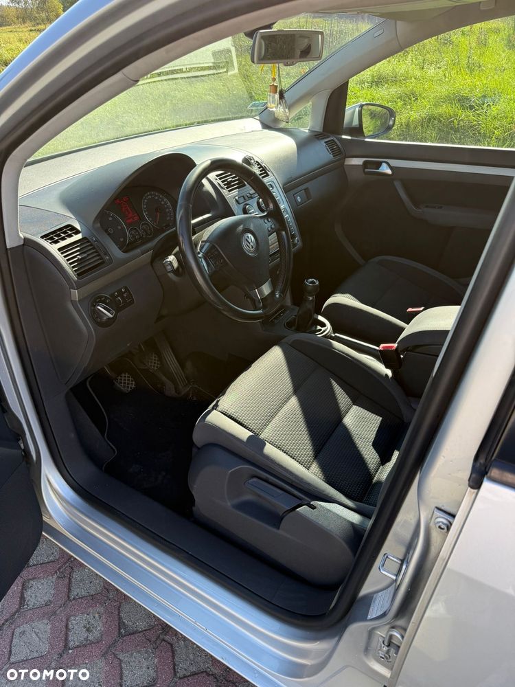 Volkswagen Touran 1.9 TDI DPF BlueMot Conceptline - 5