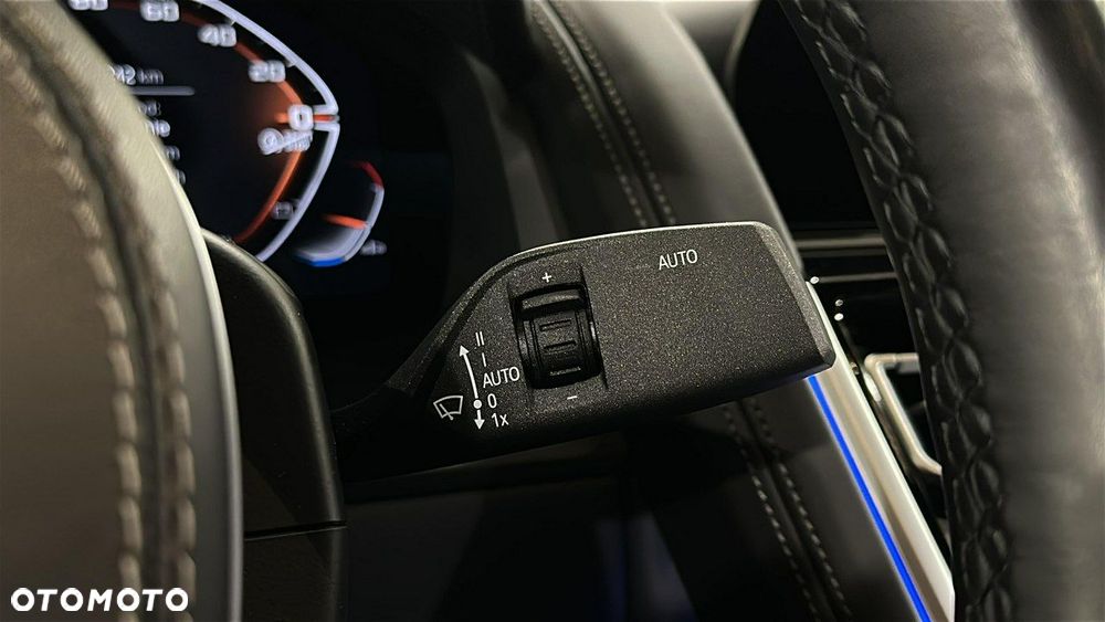 BMW Seria 8 - 22