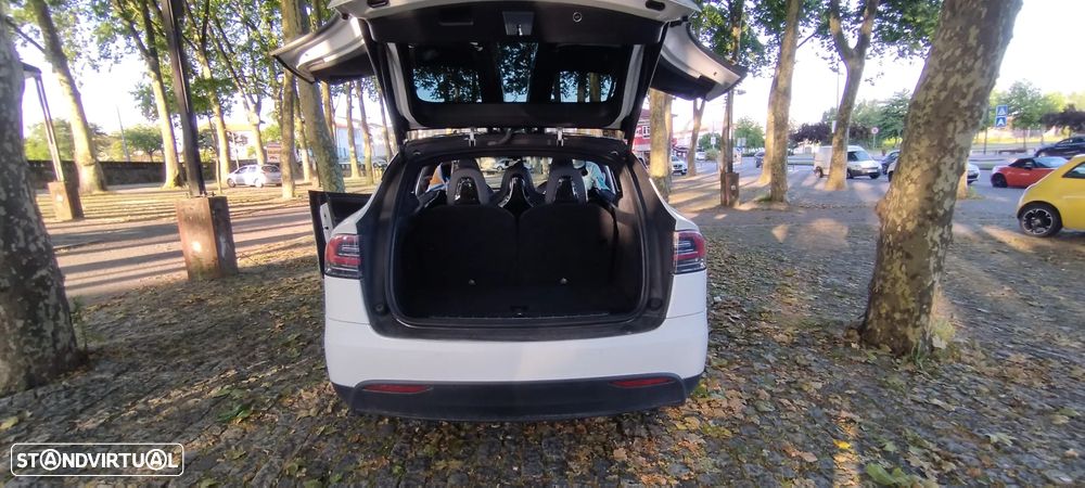 Tesla Model X - 9