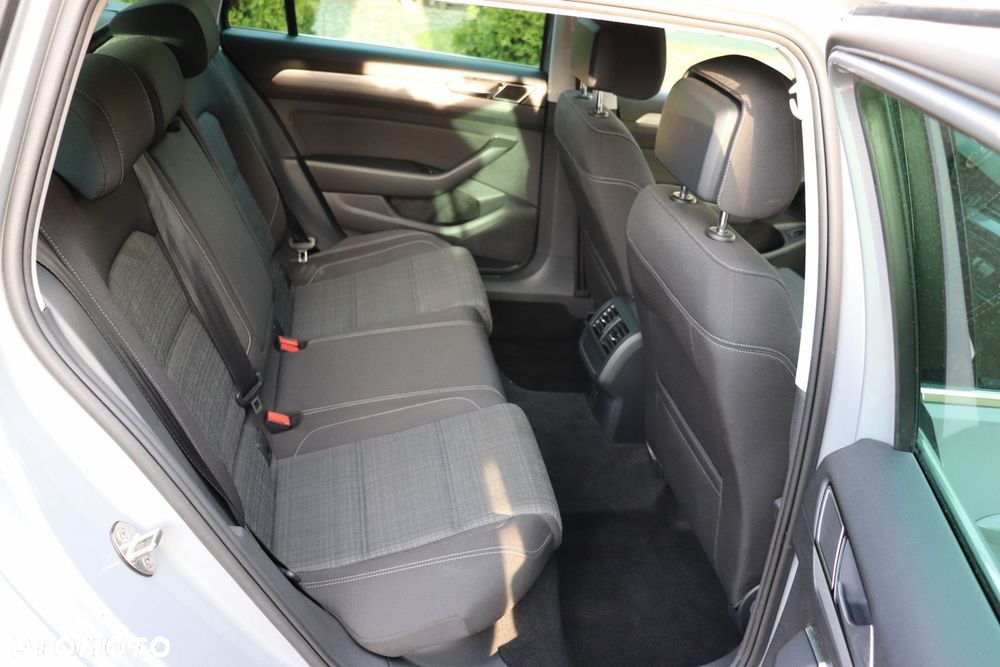Volkswagen Passat 1.5 TSI EVO Business - 9