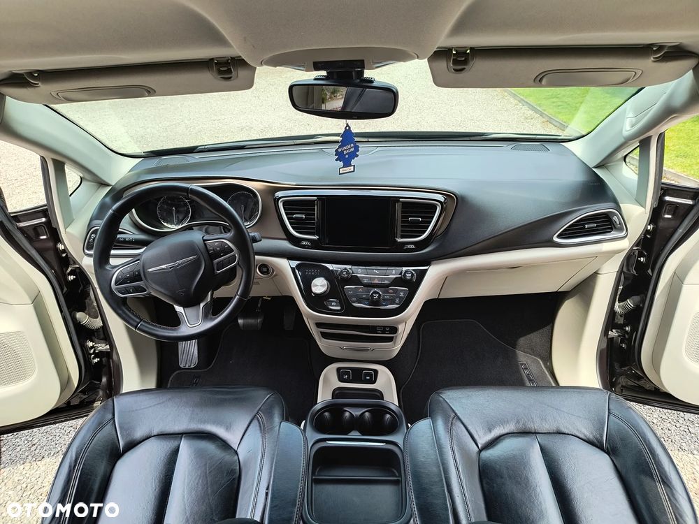Chrysler Pacifica - 11