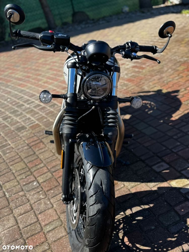 Triumph Bonneville Bobber - 12