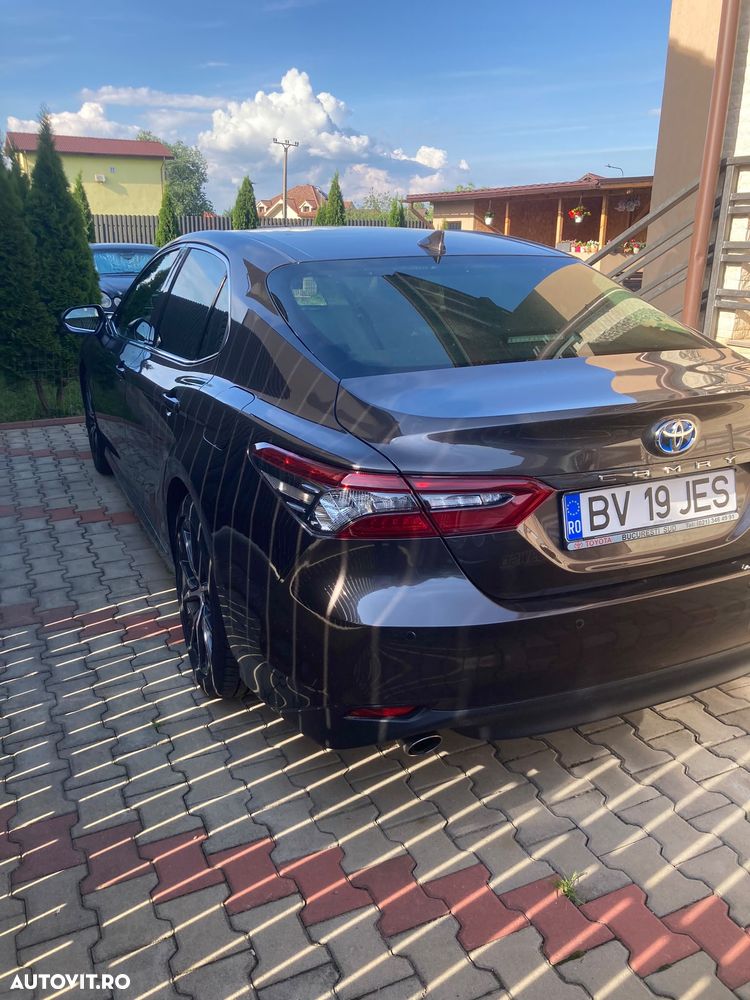 Toyota Camry Luxury - 3