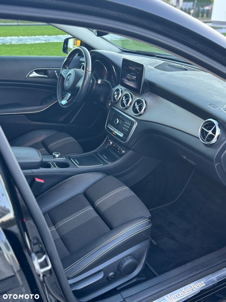 Mercedes-Benz GLA 180 7G-DCT Urban - 14