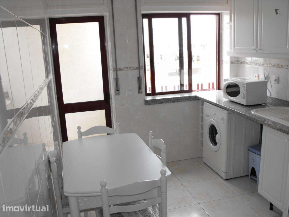 Quarto - localizado em Almada Lisbon - Grande imagem: 2/6