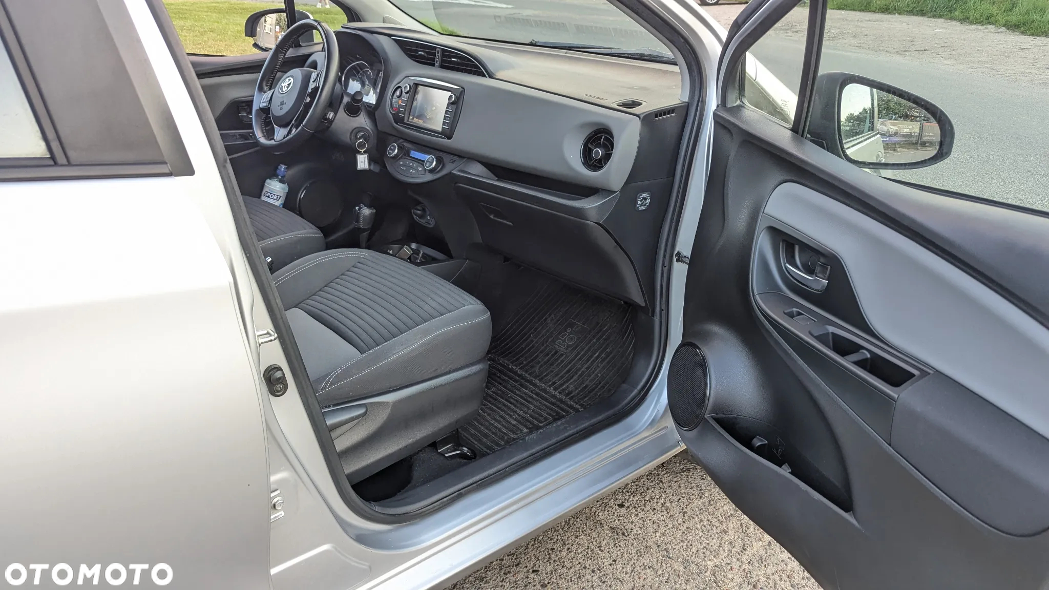 Toyota Yaris Hybrid 100 Dynamic - 22