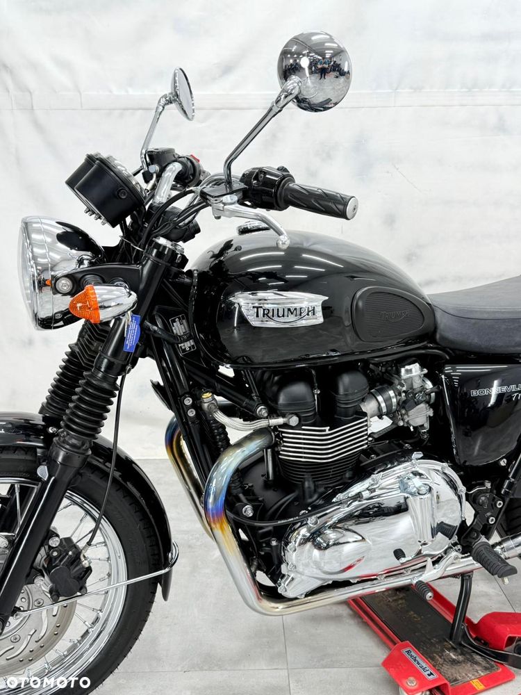 Triumph Bonneville - 2