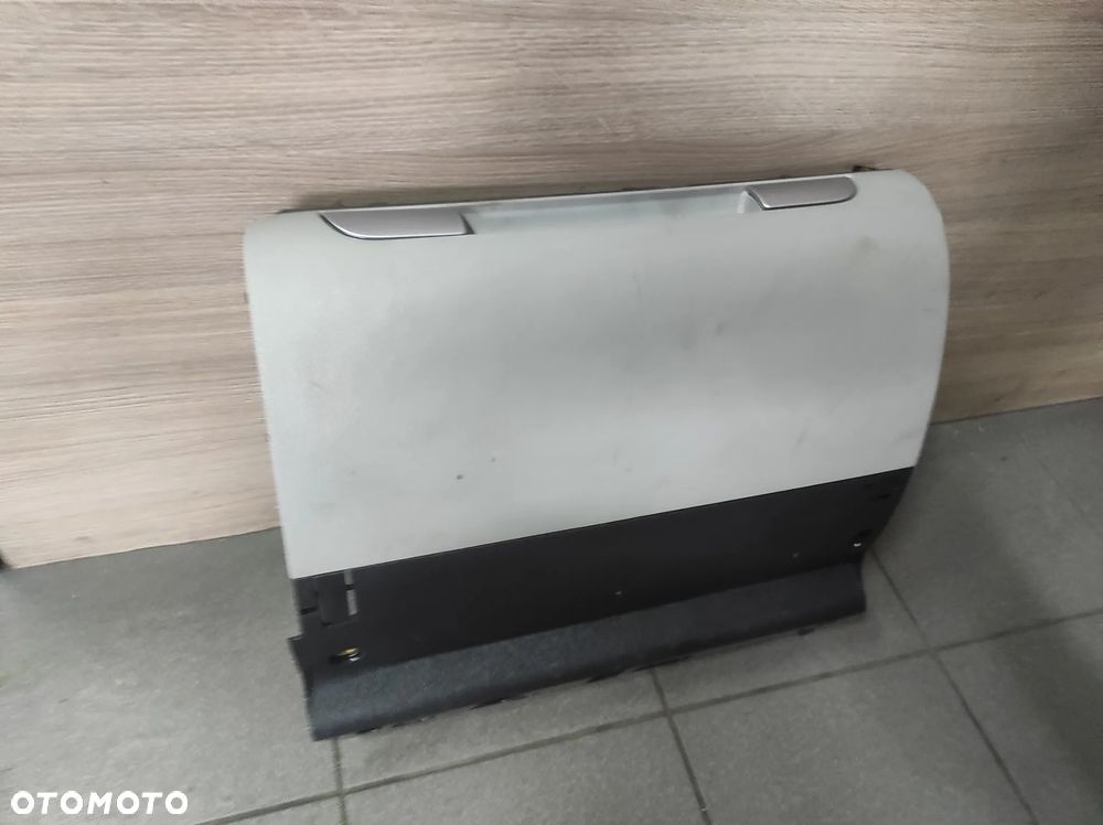 AUDI A3 8P 8P0 SCHOWEK PASAŻERA JASNY BEŻOWY CAŁY  WYSYŁKA !!!! - 2