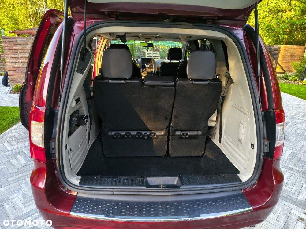 Chrysler Town & Country - 8